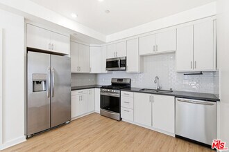 11408 W Sarah St in Burbank, CA - Building Photo - Building Photo