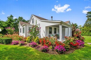 31 Liberty St in Westhampton Beach, NY - Building Photo