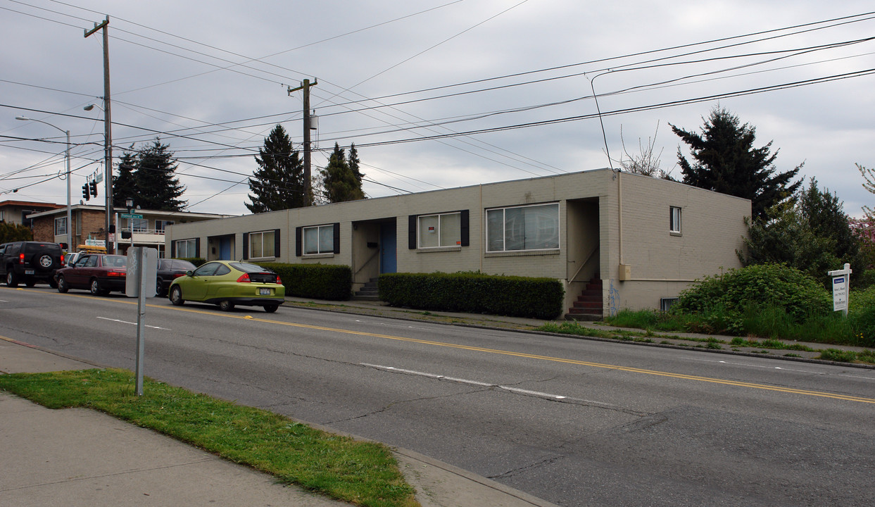 Crestwood Apartments in Seattle, WA - Building Photo