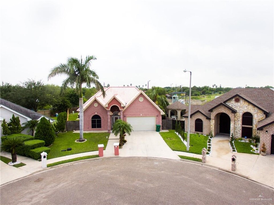 1920 Yellow Brick Rd in Pharr, TX - Foto de edificio