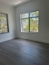 638 SW 21st Ave, Unit 2 in Miami, FL - Foto de edificio - Building Photo