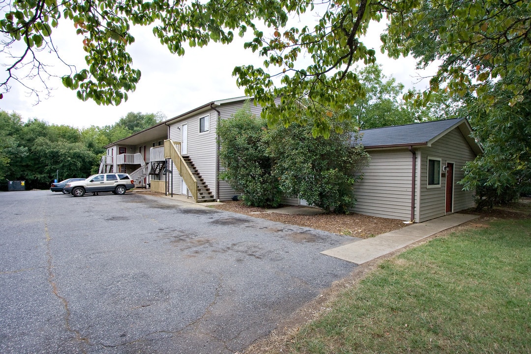 1207 12th St NE in Hickory, NC - Foto de edificio