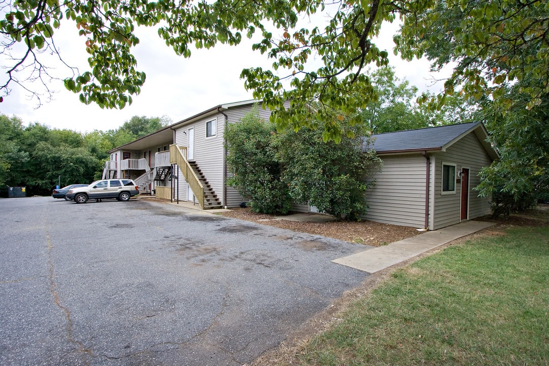 1207 12th St NE in Hickory, NC - Building Photo