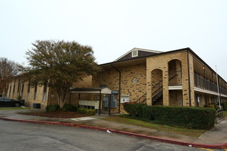 Bella Claire in San Antonio, TX - Foto de edificio - Building Photo