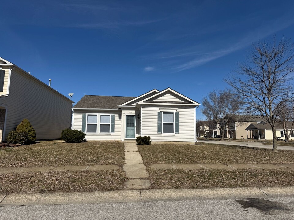 846 Colonial Wy in Franklin, IN - Foto de edificio