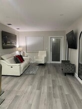 434 Tamiami Blvd in Miami, FL - Foto de edificio - Building Photo