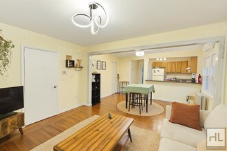 Beautiful 1-Bedroom Apartment with Private in Queens, NY - Foto de edificio - Building Photo