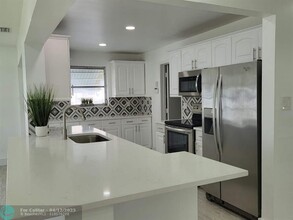 220 NE 25th Ct in Pompano Beach, FL - Foto de edificio - Building Photo