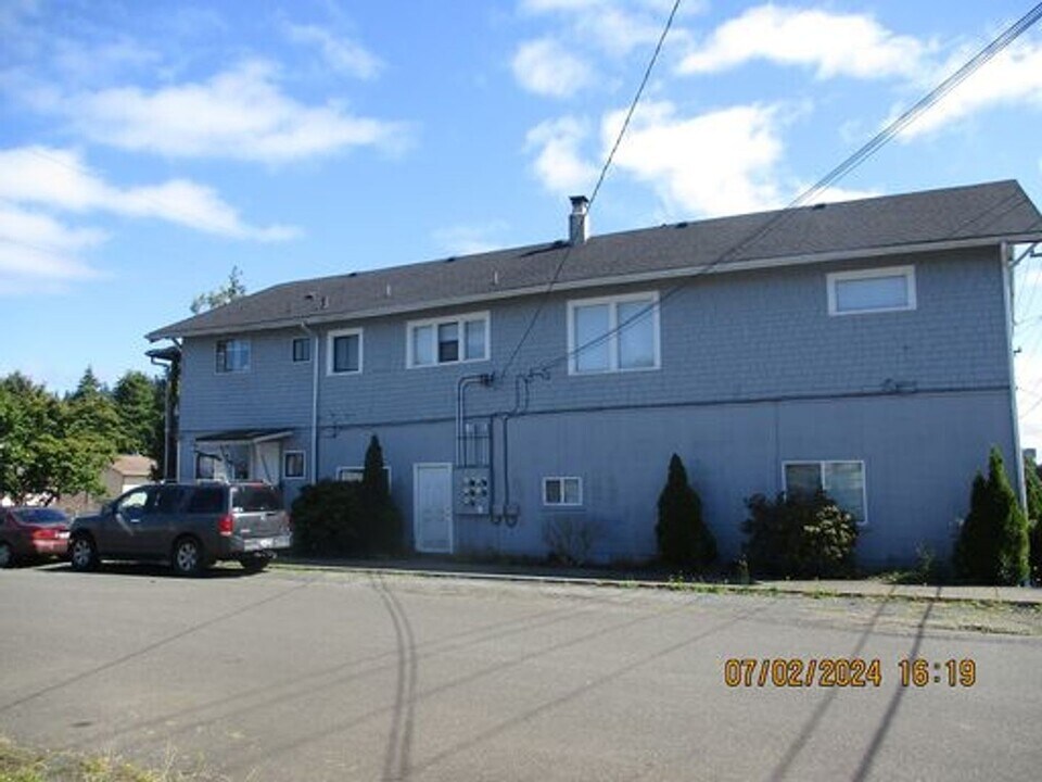 626 Monroe St in Hoquiam, WA - Building Photo