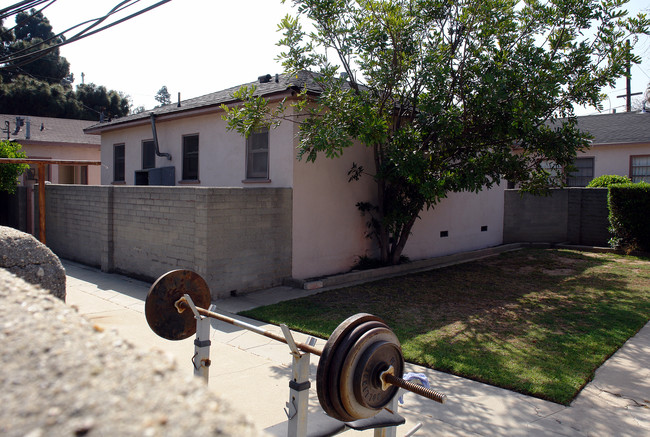 236 N Locust St in Inglewood, CA - Foto de edificio - Building Photo