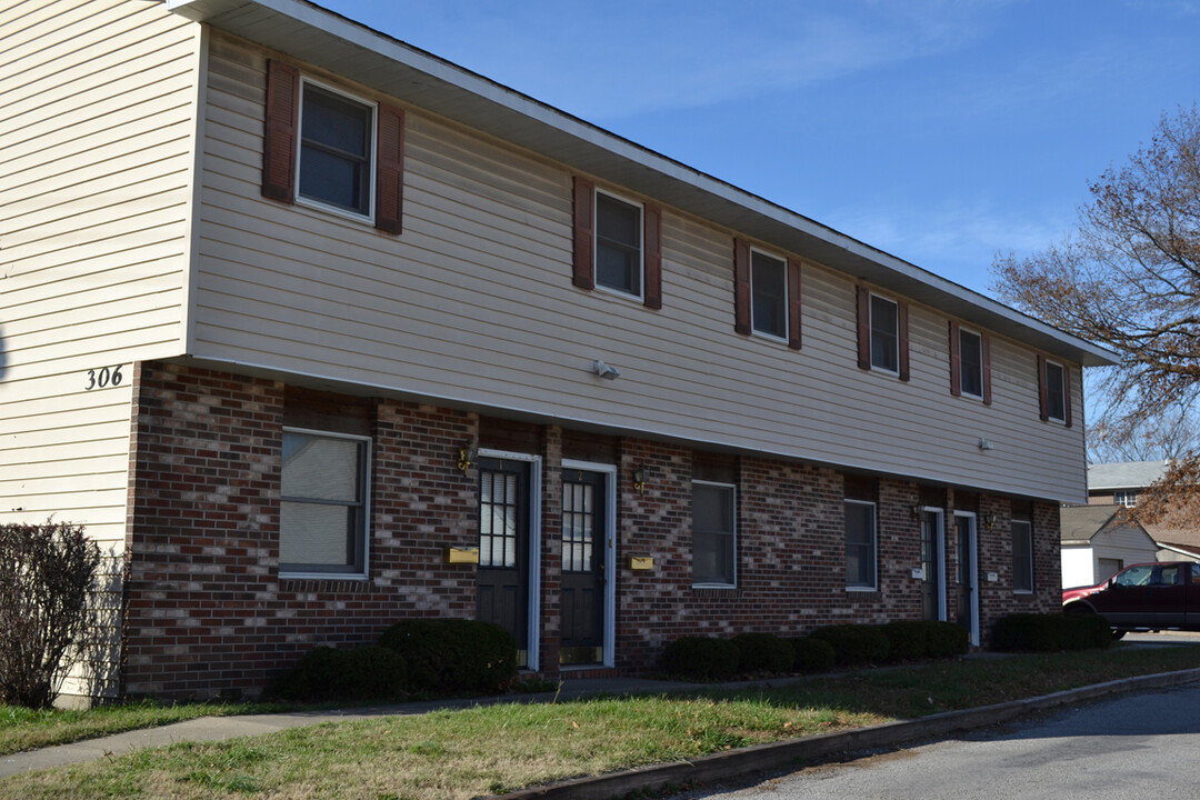 306 W College St in Carbondale, IL - Building Photo