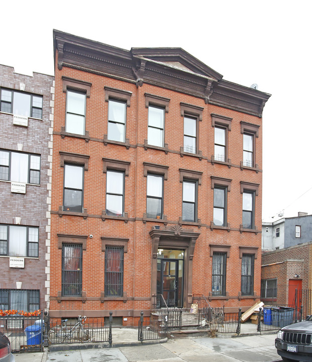 135 Vernon Apartments in Brooklyn, NY - Building Photo