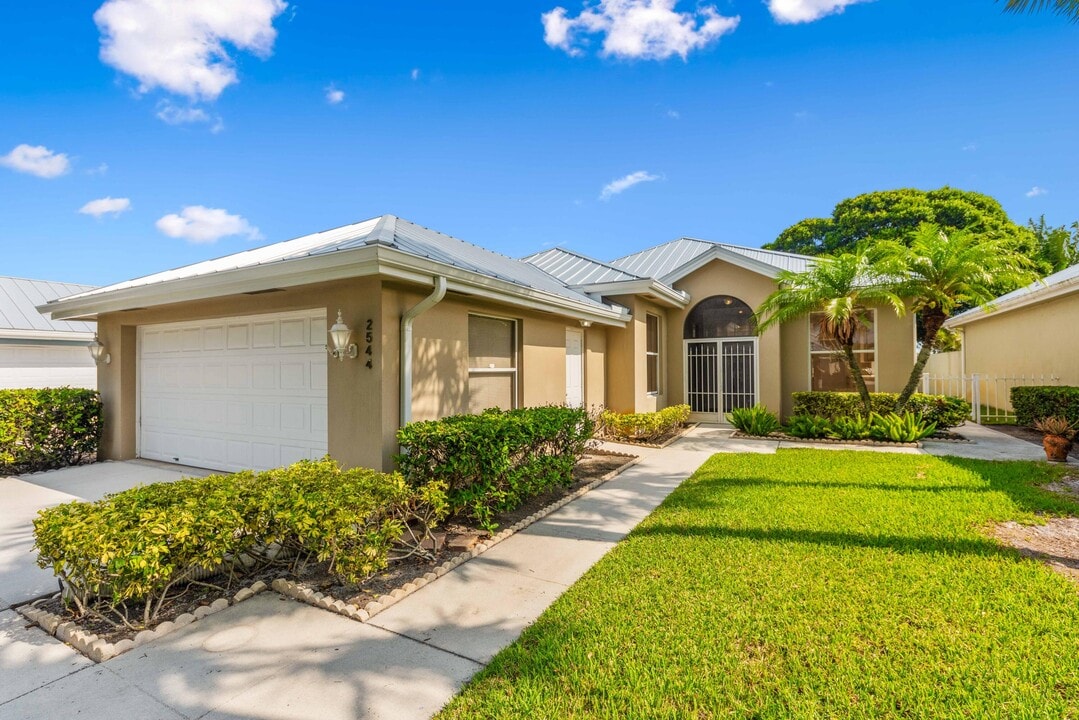 2544 SW Greenwich Way in Palm City, FL - Foto de edificio