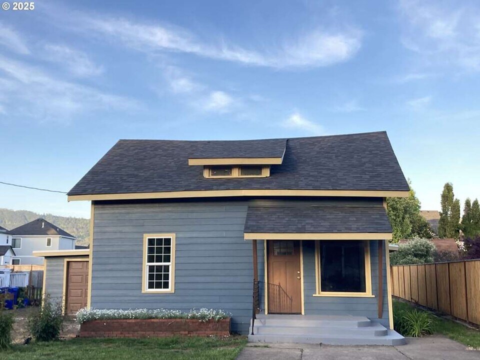 91212 N Harrison St in Eugene, OR - Building Photo