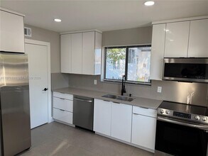 3275 SW 27th St in Miami, FL - Building Photo - Building Photo