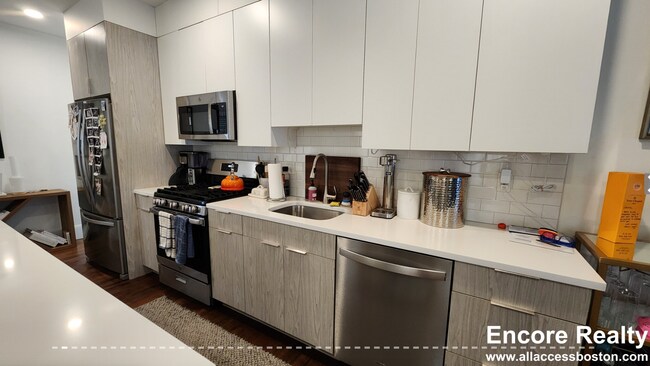 8 Nonantum St, Unit 1 in Boston, MA - Building Photo - Building Photo