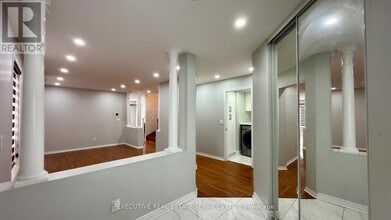 5 Condotti Dr in Vaughan, ON - Building Photo - Building Photo