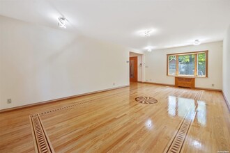 65-25 Boelsen Crescent in Queens, NY - Foto de edificio - Building Photo