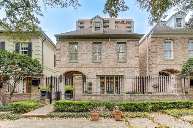 2310 Briarglen Dr in Houston, TX - Building Photo - Building Photo