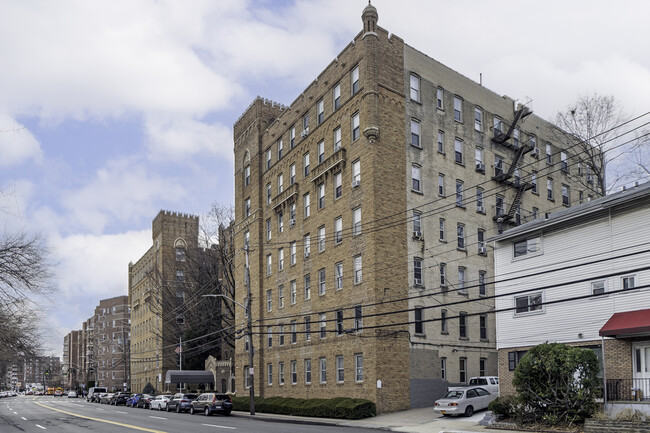 Parkway Towers in Yonkers, NY - Building Photo - Building Photo