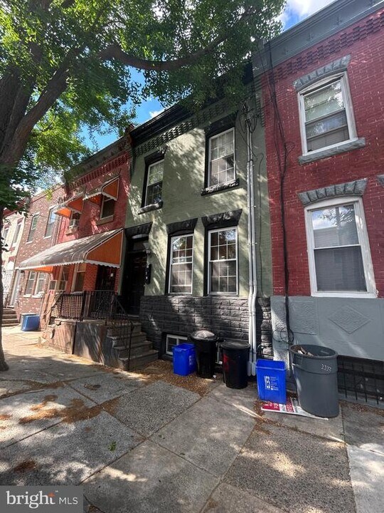 2225 Reed St in Philadelphia, PA - Building Photo