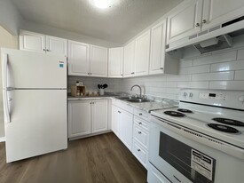 Newport Towers in Kitchener, ON - Building Photo