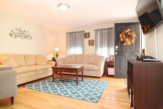 2 Hill Ct in Stoneham, MA - Building Photo - Building Photo