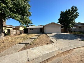 2631 Dobbins Ln in Riverbank, CA - Building Photo