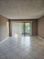 724 Sunny Pine Way in Greenacres, FL - Building Photo