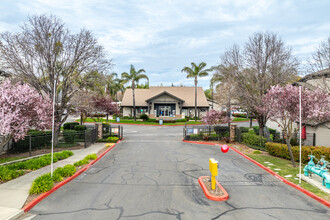 850 on the Avenue in West Sacramento, CA - Foto de edificio - Building Photo