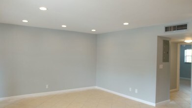 4051 NE 13th Ave-Unit -72 in Oakland Park, FL - Building Photo - Building Photo