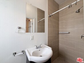 1254 W 37th Dr in Los Angeles, CA - Foto de edificio - Building Photo