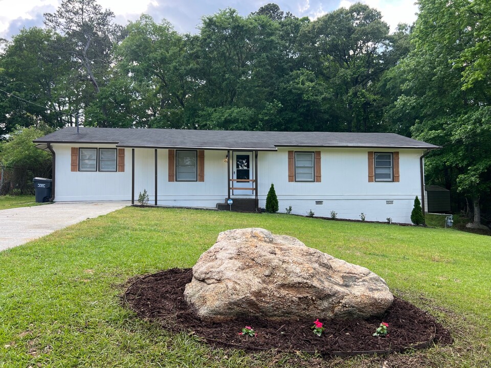 2290 Pinetree Ln NE in Conyers, GA - Building Photo