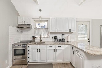 572 Montauk Hwy in Westhampton Beach, NY - Building Photo - Building Photo