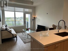 123 Maurice Dr in Oakville, ON - Building Photo - Building Photo