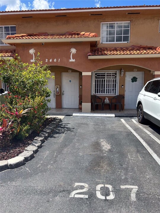 2461 W 76th St in Hialeah, FL - Building Photo