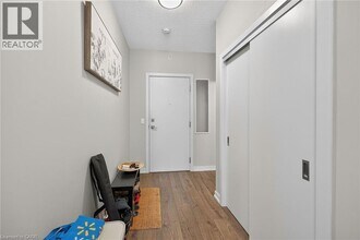 2087 Fairview St in Burlington, ON - Building Photo - Building Photo