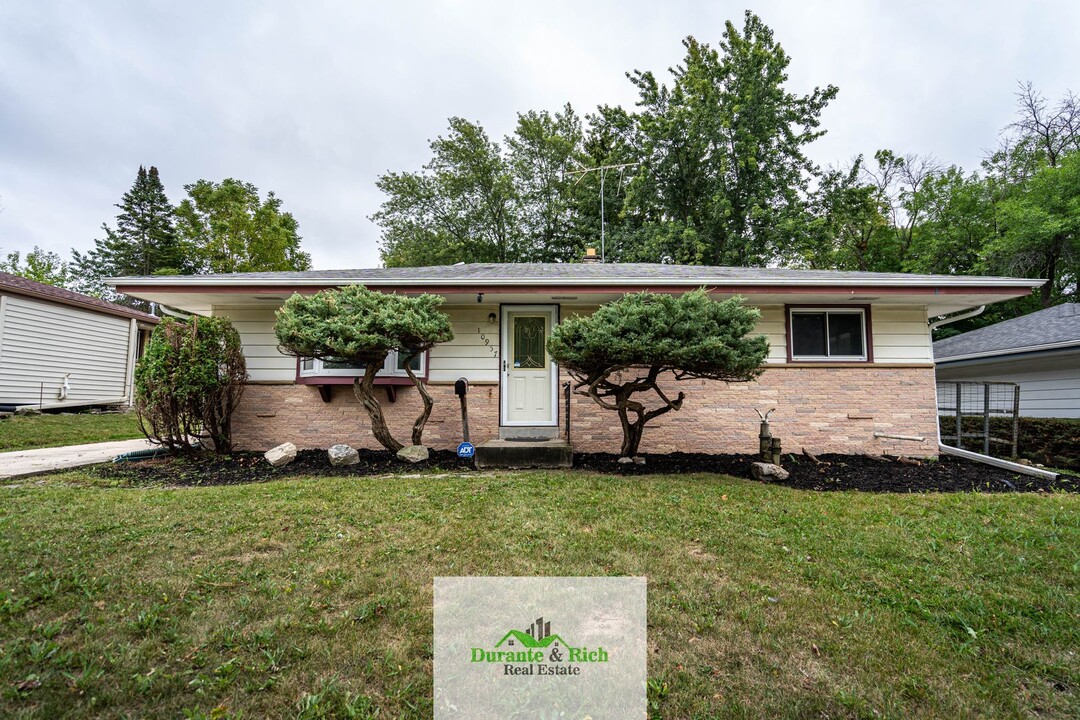10957 W Stark St in Milwaukee, WI - Building Photo
