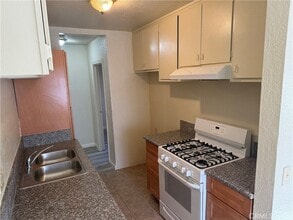 1210 W 104th St in Los Angeles, CA - Foto de edificio - Building Photo