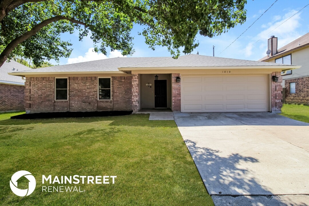 1010 Galaxy Dr in Arlington, TX - Foto de edificio