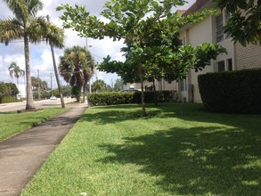 Memorial Garden Apartments in North Miami, FL - Building Photo - Building Photo