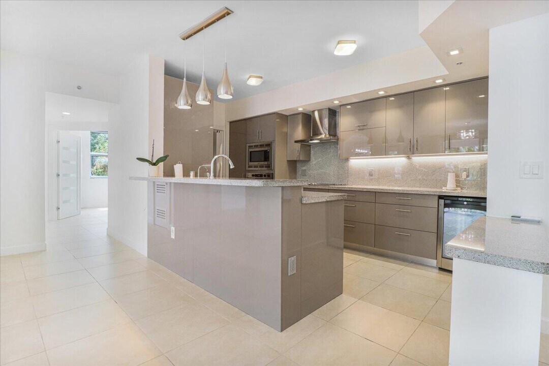 17145 N Bay Rd, Unit 4407 in Sunny Isles Beach, FL - Foto de edificio