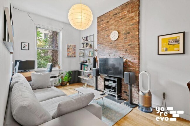 property at 318 W 15th St