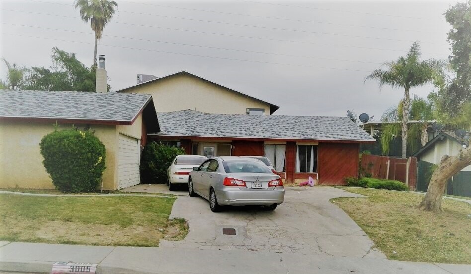 3005 La Costa St in Bakersfield, CA - Foto de edificio