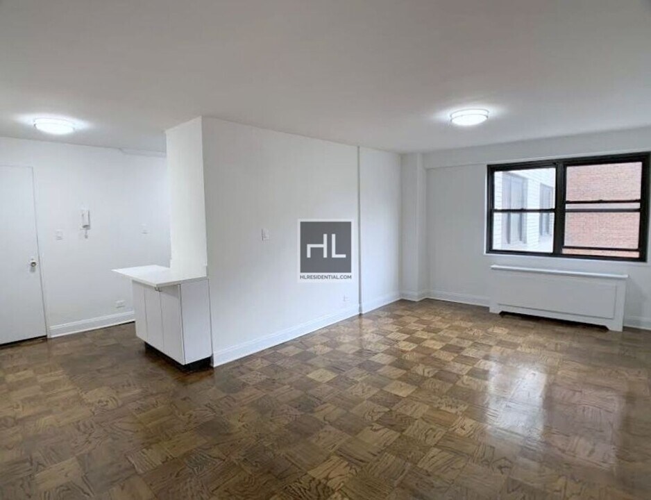 E 16 ST in New York, NY - Building Photo