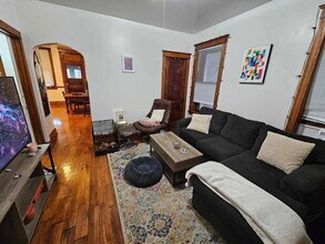 2014 N Kedzie Ave, Unit 2R in Chicago, IL - Foto de edificio - Building Photo