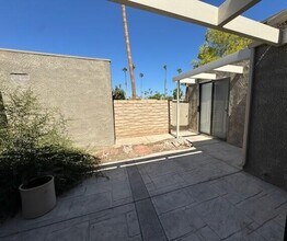 837 N Calle De Pinos in Palm Springs, CA - Building Photo - Building Photo