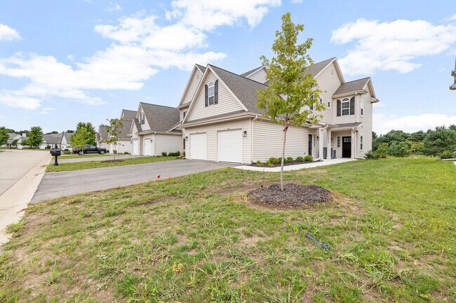 1867 Woodland Way, Unit Arbor Pointe in Slinger, WI - Building Photo - Building Photo