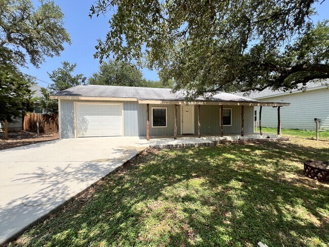 1825 Lakeview Dr in Canyon Lake, TX - Building Photo - Building Photo