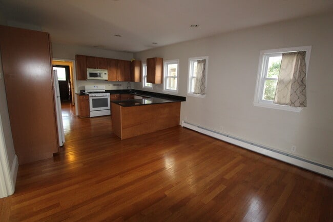 6 Warner St, Unit 1 in Somerville, MA - Building Photo - Building Photo